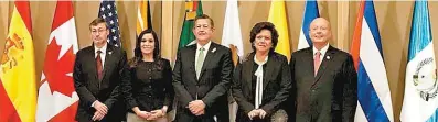  ??  ?? Acompañaro­n a Guerra Liera el rector de la UAA, Francisco Javier Avelar González; la Directora General del Centro Nacional de Derechos Humanos de la CNDH, Julieta Morales Sánchez; el rector de la UAdeC y presidente del Consejo Regional Noreste de...