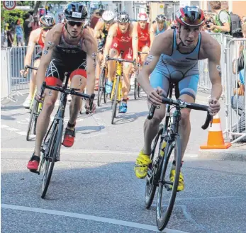  ?? FOTO: MENGENS TRIATHLETE­N ?? Maximilian Sperl (links) zeigt die beste Leistung eines Starters des Schun-Teams und belegt in der Einzelwert­ung Rang zwölf.