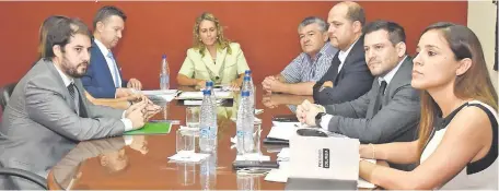  ??  ?? El titular de Seprelad Carlos Arregui (izq., traje azul), la diputada Rocío Vallejo (c), el diputado Ávalos Mariño y Rosell del TSJE.