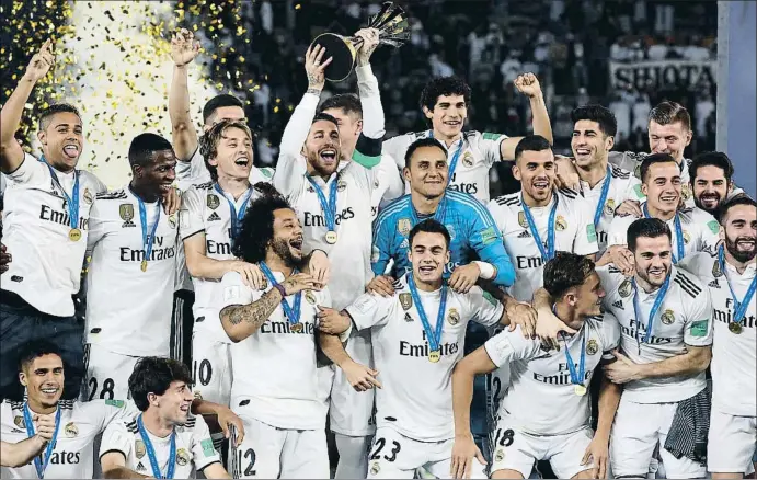  ?? MAHMOUD KHALED / EFE ?? Sergio Ramos sostiene el trofeo mientras la plantilla del Real Madrid celebra su título, ayer en Abu Dabi