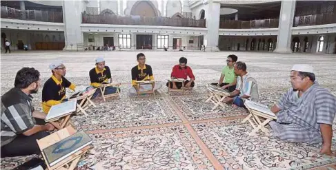  ??  ?? PESERTA YDKMM mengikuti aktiviti tadabbur al-Quran sempena sambutan World Quran Hour yang diadakan serentak di seluruh negara di Masjid Wilayah, Kuala Lumpur.