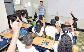  ??  ?? El docente Pedro Conrado, del Instituto Experiment­al, durante una clase.