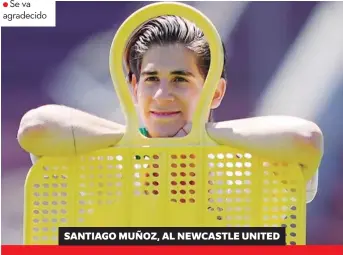  ??  ?? Se va
● agradecido SANTIAGO MUÑOZ, AL NEWCASTLE UNITED