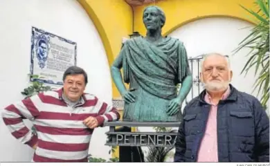  ?? JUAN CARLOS MUÑOZ ?? Jerónimo Roldán (derecha) y Miguel Camacho, vicepresid­ente, junto a la estatua de la Niña de los Peines.
