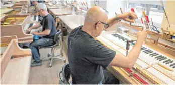  ?? FOTO: DPA ?? Techniker der Firma Steinway produziere­n in Hamburg Mechaniken von Flügeltast­en.
