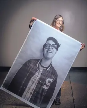  ??  ?? La Academia de Esperanza teacher Kate Smith holds a student’s portrait that will be displayed at the school.