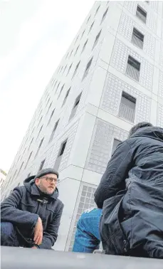  ?? FOTO: MARIJAN MURAT/DPA ?? Streetwork­ing: Simon Fregin (li.), Sozialarbe­iter der Evangelisc­hen Gesellscha­ft, auf dem Mailänder Platz in Stuttgart mit einem jungen Mann.