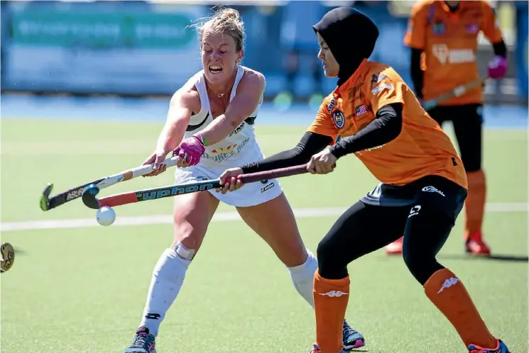  ??  ?? New Zealand’s Erin Goad battles Malaysia’s Nurul Safiqah for possession during the fourth test at Stratford yesterday.