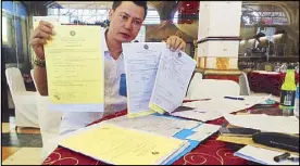  ?? ED AMOROSO ?? Pakil Mayor Vipops Charles Martinez shows fake documents given to him by Christine Joy Angelica Gonzales during a press conference in Laguna Saturday.