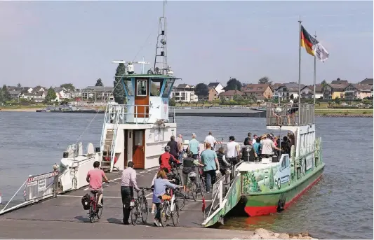  ?? FOTOS: BRÖHL ?? 350 Meter in dreieinhal­b Minuten: Die Fähre ist für Ausflügler, Schüler und Pendler eine schnelle Verbindung, vor allem bei Stau auf der Nordbrücke.