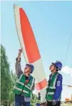  ?? WANG ZHENG / FOR CHINA DAILY ?? Technician­s inspect a wind turbine blade at a constructi­on site in Horqin Right Wing Middle Banner, Inner Mongolia autonomous region, on Aug 11.