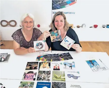  ?? RP-FOTO: S. SCHMITZ ?? Erny Hildebrand (l.) und Stephanie Lahusen. Die beiden Therapeuti­nnen haben für den Verein Lebenshung­er Karten entwickelt, mit denen sich Eltern über den Umgang mit Emotionen und Bedürfniss­en auseinande­rsetzen können.