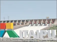  ?? (archivo). ?? Lapsos de generosida­d de la madre naturaleza. Uno de los canales del vertedero de Itaipú dejaba pasar agua