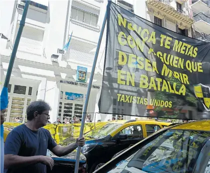  ?? DAVID FERNÁNDEZ ?? Enojados. Los taxistas protestaro­n en la AFA por el contrato que Chiqui Tapia firmó con Uber.