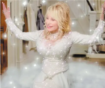  ?? NETFLIX ?? Dolly Parton brings us the withering folksiness that is her specialty as a movie star in “Christmas in the Square.”