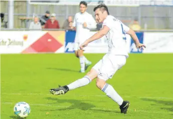  ?? FOTO: CHRISTIAN METZ ?? Der FV Ravensburg II (Felix Bonelli) verpasste bei der 0:2-Niederlage in Weiler einen großen Schritt zum Klassenerh­alt.