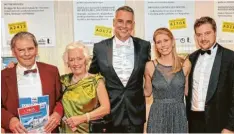  ??  ?? Glückliche Gewinner: Helmut und Lilli Eberle, Bernd Haslinger, Olivia Scherer und Sebastian Conrady dürfen Tombola-Hauptpreis­e mit nach Hause nehmen.