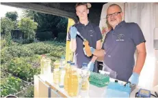  ?? FOTO: SEYBERT ?? Harald Gülzow (rechts) nimmt die Probe eines Brunnennut­zers am Labormobil entgegen.