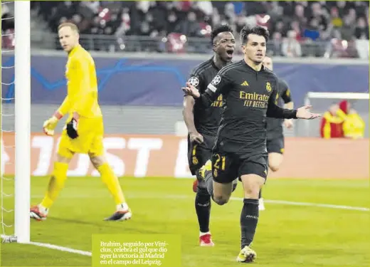  ?? Matthias Schrader / AP ?? Brahim, seguido por Vinícius, celebra el gol que dio ayer la victoria al Madrid en el campo del Leipzig.