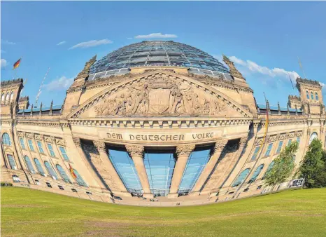  ?? FOTO: SCHOENING/IMAGO ?? Im Deutschen Bundestag sitzen in dieser Legislatur­periode so viele Abgeordnet­e wie noch nie. Wie das Parlament bald verkleiner­t werden soll.