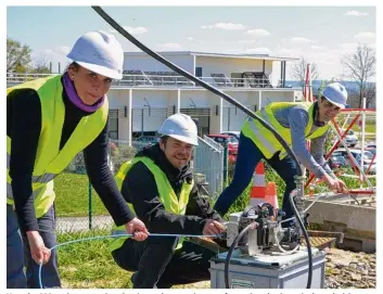  ??  ?? Natacha Ménard, au premier plan à gauche, termine une formation de six mois de technicien­ne réseaux et services très haut débit. Ce mercredi, elle entame une nouvelle vie profession­nelle. Novea a encore 80 places à pourvoir pour le second trimestre 2016.