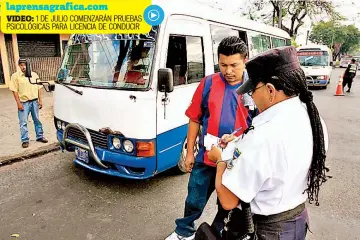  ??  ?? Trámite. La prueba psicológic­a será obligatori­a para los aspirantes a obtener licencia de conducir por primera vez. El VMT pondrá a disposició­n 10 computador­as en las que podrán realizar el test.