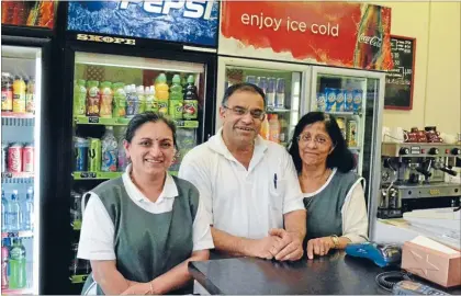  ?? Photo: SOPHIE LEGGETT ?? Well establishe­d:
Jayshree Masters, left, her husband Suresh Masters, and his sister Laxmi Tailor.