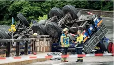  ??  ?? Germania del Sud
Un camion della Protezione Civile rovesciato a Berchtesga­den, sul confine con l’Austria: poco lontano c’era il ritiro montano di Hitler, il «Nido dell’aquila»