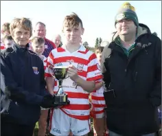  ??  ?? Slíabh Bhuí Gaels captain Danny Dreelan with Angela McCormack (Coiste na nOg Vice-Chairperso­n) and Dean Goodison, representi­ng People Newspapers.