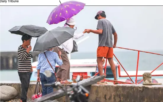  ?? PhotograPh by rio deluvio for the daily tribune @tribunephl_rio ?? tourists going to surigao City board a pump boat accompanie­d by a crew.