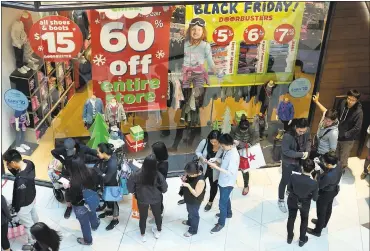  ?? PATRICK TEHAN — STAFF PHOTOGRAPH­ER ?? Bay Area shoppers come out to Valley Fair mall in San Jose on Friday looking for post-Thanksgivi­ng Day deals.