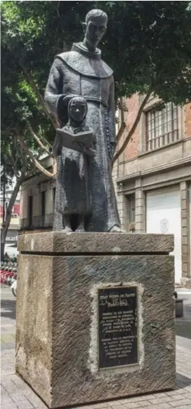  ?? © wikimedia ?? Het standbeeld van Pedro de Gante stond sinds 1976 in de calle Gante in het historisch­e centrum van Mexico-Stad. Tot vorig weekend.