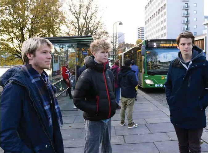  ?? JONAS HAARR FRIESTAD ?? Max Eide og Håkon Abrahamsen er ivrige brukere av ungdomskor­tet. Benjamin Danielsen, til høyre, holder seg til sykkelen.