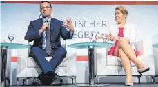  ?? FOTO: SSDPA ?? Gesundheit­sminister Jens Spahn (CDU) und Familienmi­nisterin Franziska Giffey (SPD) diskutiere­n auf dem Deutschen Pflegetag.