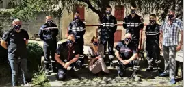  ?? (Photo P. H.) ?? Une délégation des J.S.P. avec les élus et les officiers du départemen­t. Ci-dessous, les masques portant les logos des pompiers du Var et des JSP.