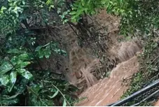  ?? PHOTOS: JOANNE LESLIE ?? The torrent roars down the hill into the house area.