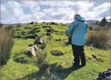  ?? ?? Associatio­n of Certificat­ed Field Archaeolog­ists stalwart Libby King measuring and drawing up the long cairn on a ridge above Balvicar Farm.