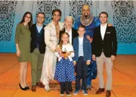  ?? Foto: Carina Sirch ?? Familie Hörmann mit den Darsteller­n Philipp Büttner (Aladdin) und Tobias Weis (Dschinni) des Disney-Musicals „Aladdin“bei der Exklusiv-Veranstalt­ung mit über 1800 Hörmann-Gästen.