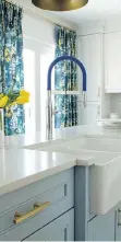  ?? CHRISTINE ELLIOTT ?? A Grohe Essence Semi-Pro singlehand­le faucet with a blue hose picks up the colour in the curtains in this kitchen.