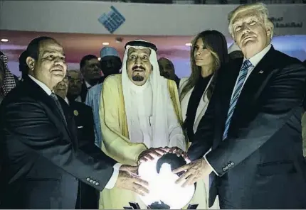  ?? ANADOLU AGENCY / GETTY ?? Trump (derecha), junto al egipcio Al Sisi, el rey Salman de Arabia Saudí y su esposa Melania, en Riad en mayo