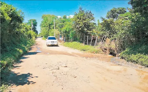  ??  ?? Desarrollo. Los habitantes aseguran que solo con la pavimentac­ión de la vía mejorarán sus condicione­s de vida y habrá desarrollo local en la zona.