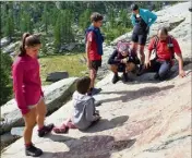  ?? (Photo S. F.) ?? Christian, Carole et leurs enfants, Camille, Alexandre et Charlotte sont unanimes : « Le guide est super