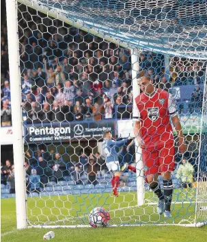  ?? PHPHOTOGRA­PHY ?? ●● David Fitzpatric­k looks dejected after Pompey’s first