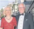  ?? FOTO: DPA ?? Erich Kellerhals mit Ehefrau Helga bei den Salzburger Festspiele­n.