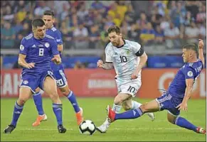  ??  ?? Lionel Messi van Argentinië (m) probeert langs Rodrigo Rojas (l) en Richard Sanchez van Paraguay te gaan. (Foto: Malta Times)