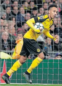  ??  ?? GOL. Aubameyang tras marcar un gol con el Borussia Dortmund.