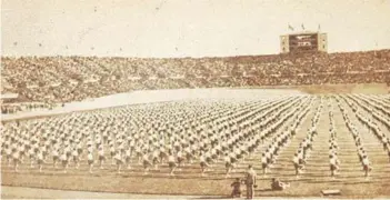  ??  ?? ► Aspecto del estadio durante su inauguraci­ón, el 3 de diciembre de 1938.