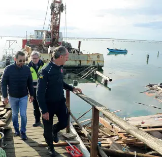  ??  ?? Acqua e fango
A sinistra il Piave ingrossato dall’onda di piena, a destra il governator­e Zaia visita la Sacca di Scardovari con le cavane rase al suolo dalla furia del mare e del vento. In basso la frana sulla Sp 251 della Val di Zoldo in località Don