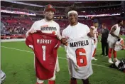  ?? ASSOCIATED PRESS ?? ARIZONA CARDINALS QUARTERBAC­K KYLER MURRAY (right) and Cleveland Browns quarterbac­k Baker Mayfield exchange jerseys after Sunday’s game in Glendale.