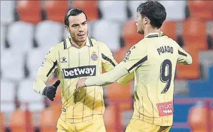  ?? FOTO: GETTY ?? De Tomás y Javi Puado, celebrando un gol El ariete no estará hoy en Gijón en un duelo vital para los pericos en su carrera por ascender